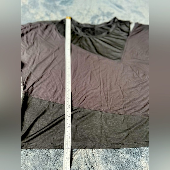 Lululemon Inhibitions Black Crop Tee Size 4 Athletic Shirt Cut out Top yoga - Picture 4 of 8